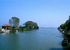 Mündung des Büyük Melen Çayı, die Einfahrt versandet : Fluß, Bäume, Boote